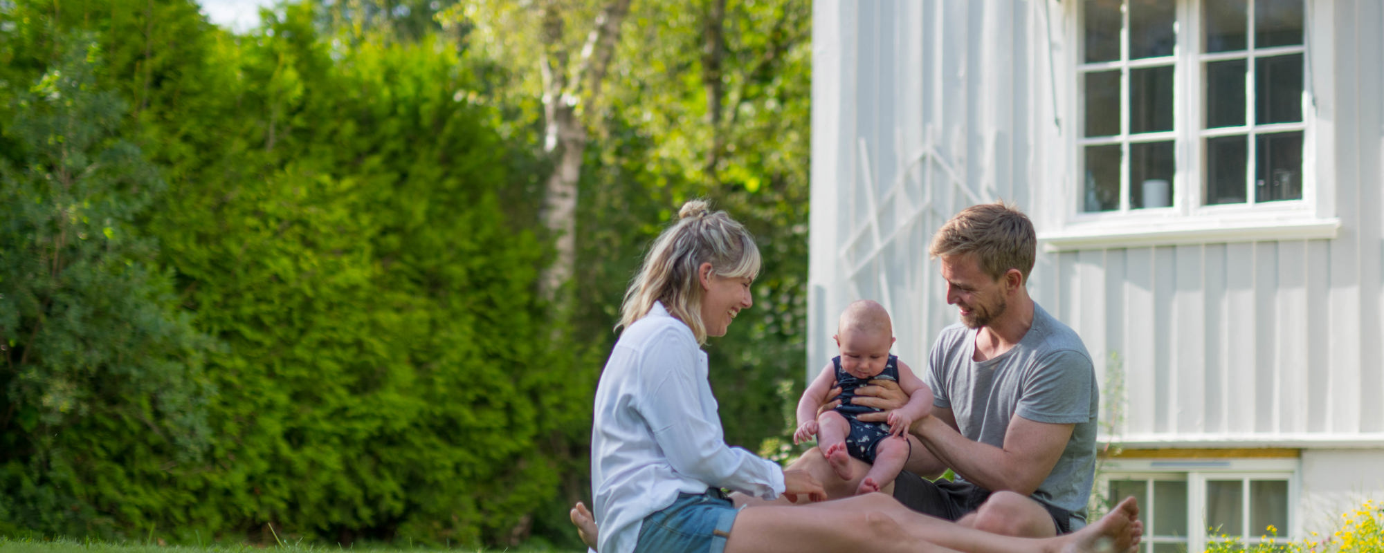 Mor og far med baby
