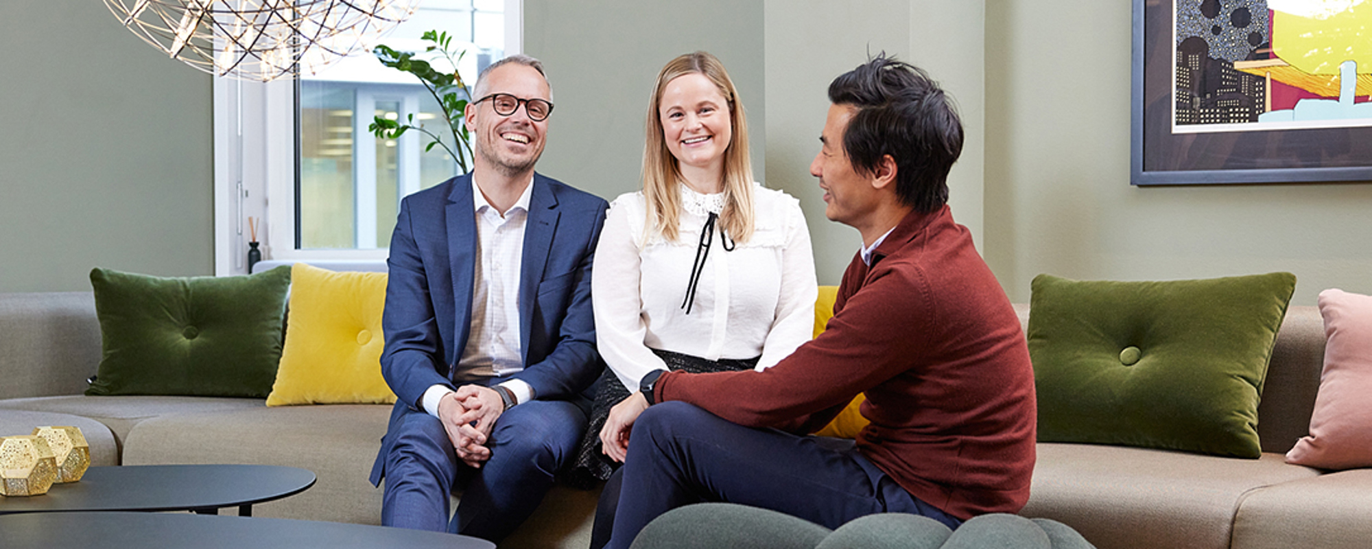 Tre ansatte sitter i sosial sone