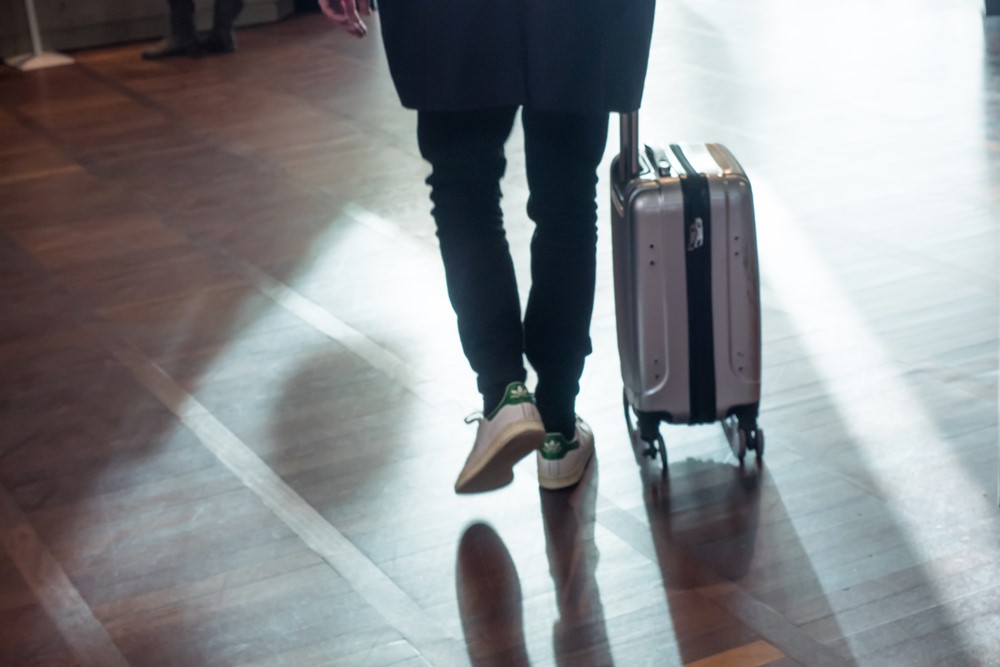 Mann med koffert